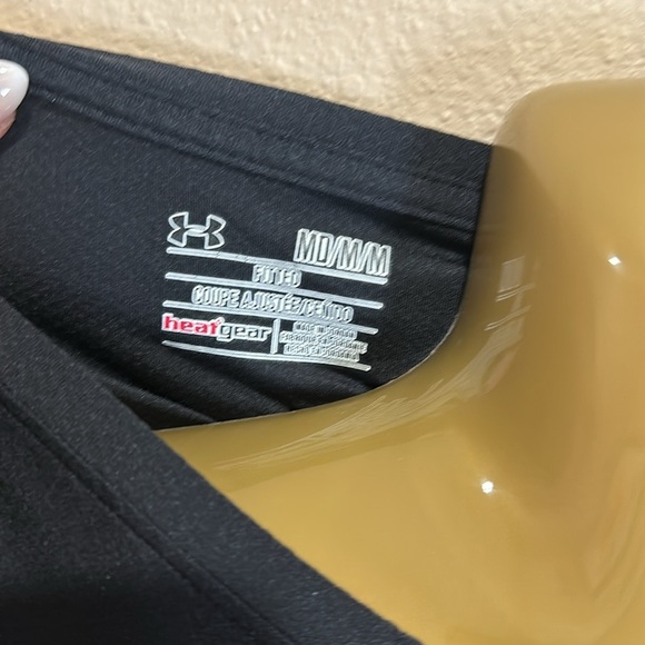 UNDER ARMOUR Women’s V-Neck HeatGear Tee, Size M, EUC - Picture 5 of 6